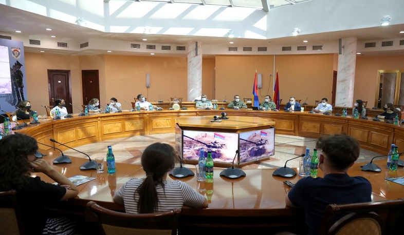 Սփյուռքահայ երիտասարդները հյուրընկալվել են ՊՆ վարչական համալիրում