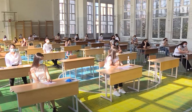 Բարձր միավորներով բուհ չընդունված դիմորդներն ու նրանց ծնողներն ԱԺ-ում հանդիպել են պատգամավորների հետ