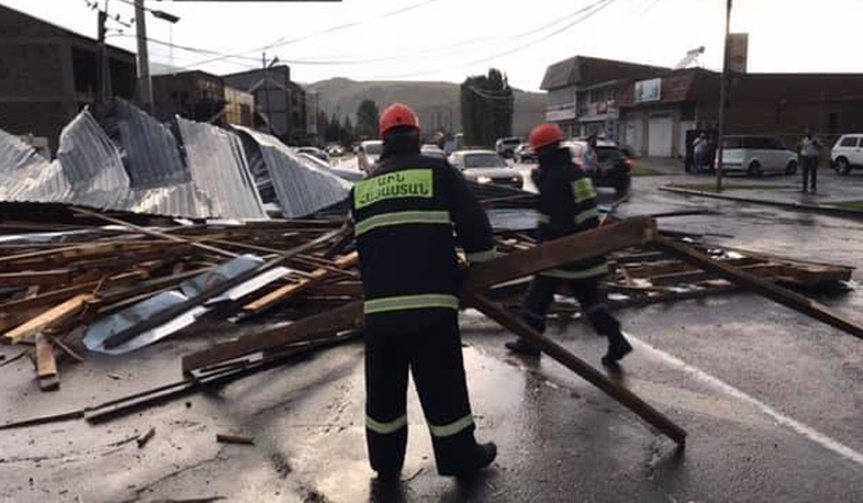 Ուժեղ քամուց շենքի տանիքը վնասվել և ընկել է ճանապարհի երթևեկելի հատված