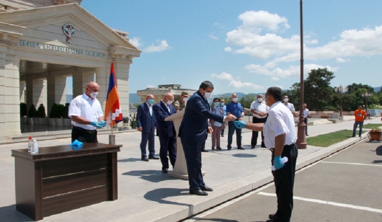 Արցախյան պատերազմի մի խումբ ազատամարտիկներ «Նիվա» մակնիշի ավտոմեքենաներ են ստացել