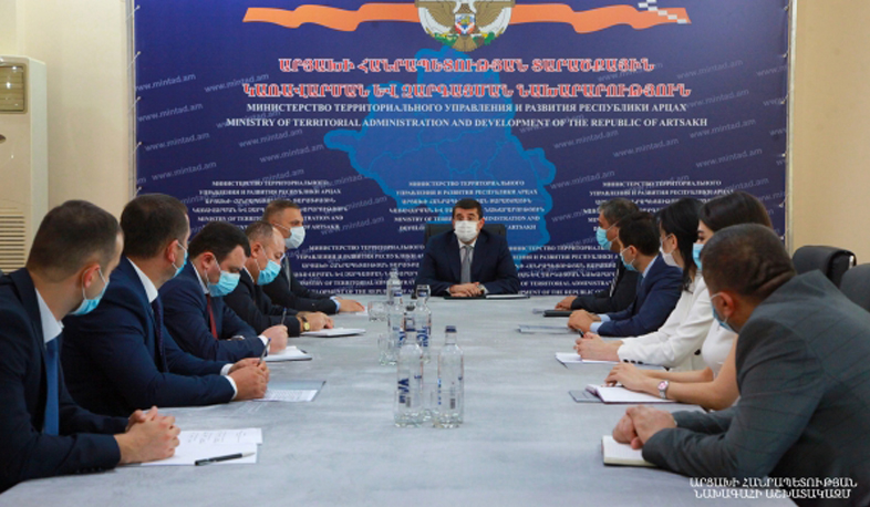 ԱՀ նախագաhը հանդիպել է տարածքային կառավարման և զարգացման նախարարության աշխատակիցների հետ