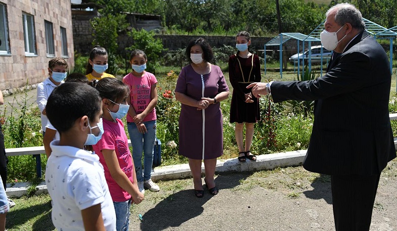 Արմեն Սարգսյանն այցելել է սահմանամերձ Չինարի գյուղ