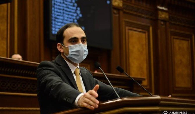 Ավտոմեքենաներում դիմակի կրման պահանջը հանվում է, հանրային տրանսպորտում և տաքսիներում՝ ոչ