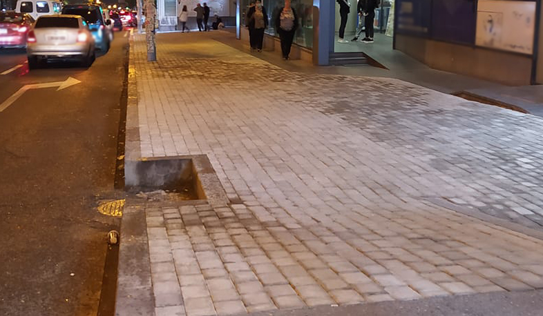 Ռուբինյանց-Սևակ խաչմերուկ. ժամանակին սալարկի փոխարեն շատ նեղ մայթ էր ու լիքը կայանած մեքենաներ. Հակոբ Կարապետյան