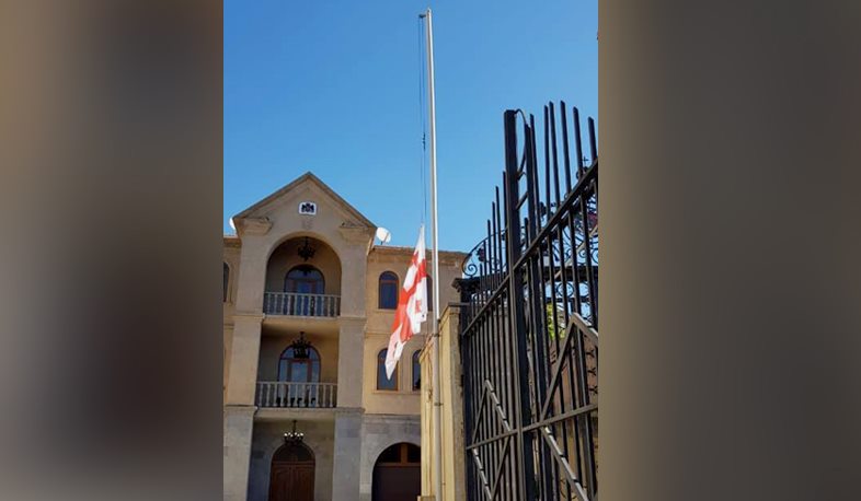 Վրաստանի դեսպանությունում իջեցվել է պետական դրոշը՝ ի հիշատակ ավտովթարի զոհերի