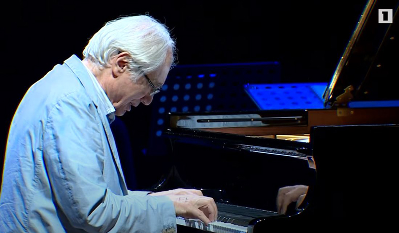 Համբուրգից Երևան հասած Ստենվեյ ռոյալն առաջինը փորձարկել է մաեստրո Մանսուրյանը