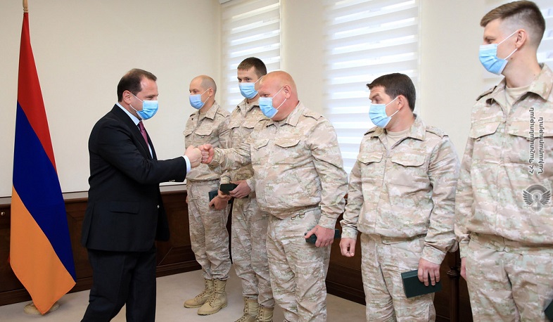 ՀՀ պաշտպանության նախարարը պարգևատրել է ռուս զինծառայողների