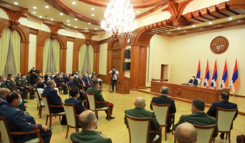 Արցախի Հանրապետության օրվան ընդառաջ. նախագահը պարգևներ է հանձնել