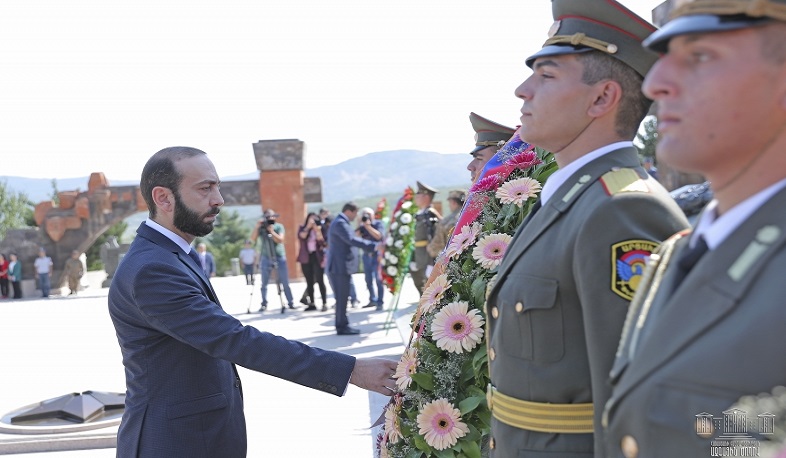 Արարատ Միրզոյանը հարգանքի տուրք է մատուցել հայրենիքի պաշտպանության համար զոհված քաջորդիների հիշատակին