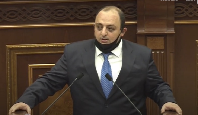 Պատգամավորները ծափահարություններով դիմավորեցին «Լուսավոր Հայաստանի» նորընտիր պատգամավորին