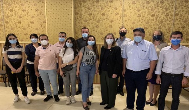 Վայոց ձորում դեսպան Թրեյսին հանդիպել է Տեղական ժողովրդավարության դպրոցի շրջանավարտների հետ