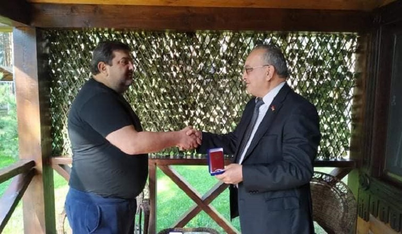 Արցախի ԱԺ նախագահը մեդալներ է հանձնել ուկրաինաբնակ բարերարներին