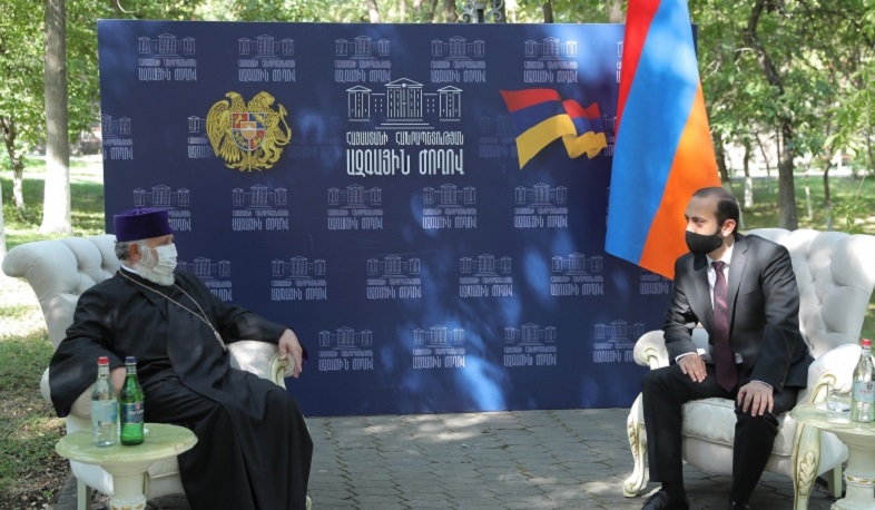 Ararat Mirzoyan met with Catholicos of All Armenians