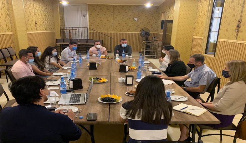 Հայաստանում ԱՄՆ դեսպանը հանդիպել է «Տեղական ժողովրդավարության դպրոցի» սաների հետ