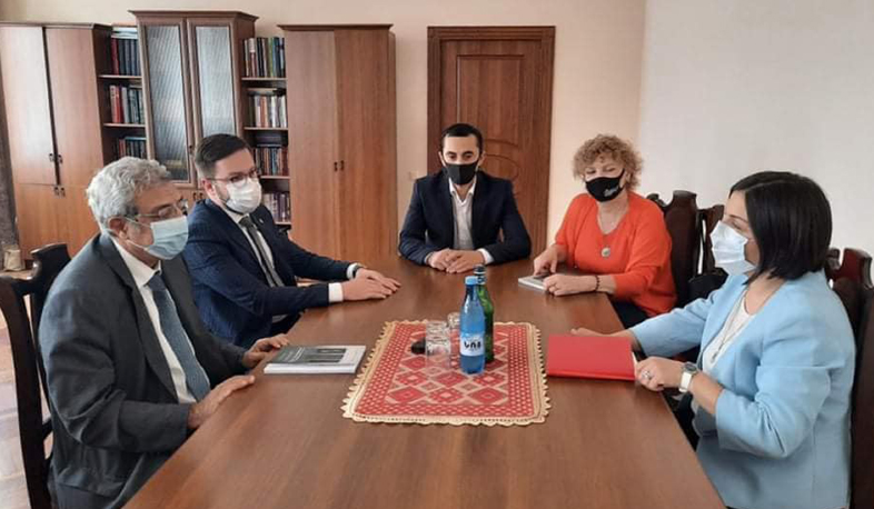ԱՀ ԿԳՄ նախարարը հանդիպել է Երևանի Մեսրոպ Մաշտոցի անվան Մատենադարանի տնօրենի հետ
