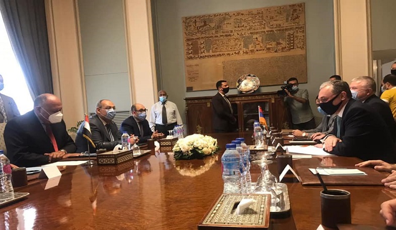 Զոհրաբ Մնացականյանը հանդիպել է Եգիպտոսի ԱԳ նախարարի հետ