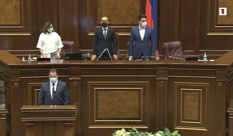 Կառավարության անդամները և պատգամավորները մեկ րոպե լռությամբ հարգեցին զոհված զինծառայողի հիշատակը