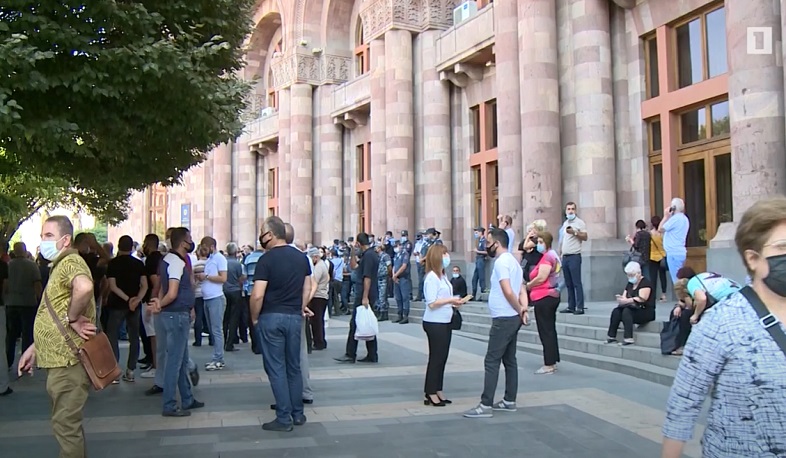 Հագուստ ներկրողները կրկնակի շահույթ են ստացել. ՊԵԿ-ը պարզաբանել է, առևտրականները՝ շարունակել բողոքը