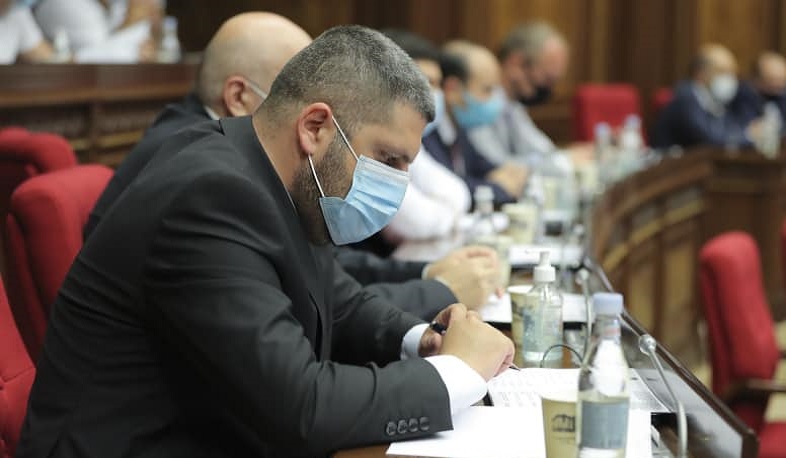 Արմեն Փամբուխչյանը վայր է դնում պատգամավորական մանդատը. ծառայությունը կշարունակի գործադիրում