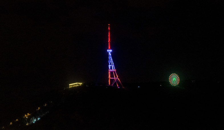 Тбилисская телевышка загорелась цветами флага Республики Армения