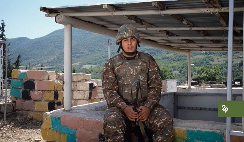 Ինչպես է շարքային Դավիթ Խաչատրյանը երգով շնորհավորում Հայաստանի անկախության 29-րդ տարեդարձը