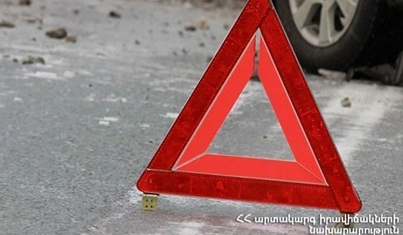 Իսակովի պողոտայում ավտոմեքենան բախվել է մայթեզրի արգելապատնեշին և շրջվել