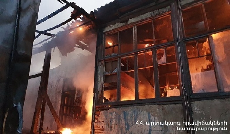 Պտղունք գյուղում այրվում է երկհարկանի շինություն․ ԱԻ նախարարը դեպքի վայրում է