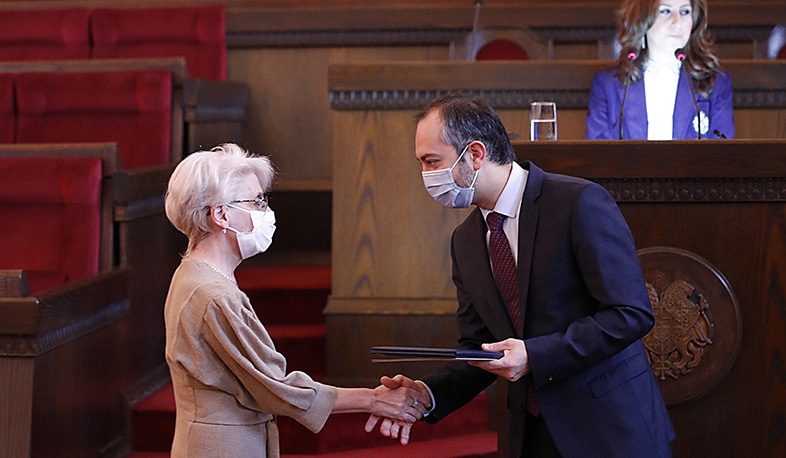 100-ից ավելի բուժաշխատողներ և պետական կառավարման համակարգի աշխատակիցներ շնորհակալագրեր են ստացել