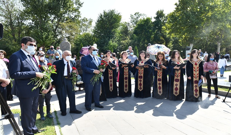 Խոնարհում Վարդապետի շիրմին