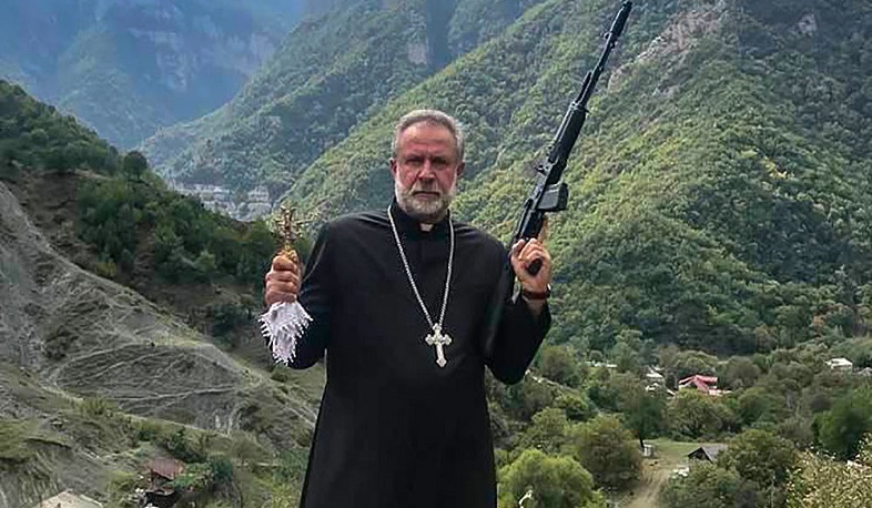 Զենքով ու խաչով հայ քահանայի լուսանկարը ցնցել է թուրքական մամուլը