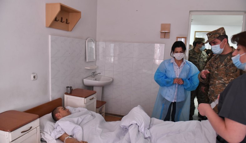 Анна Акопян посетила Центральный военный госпиталь Степанакерта
