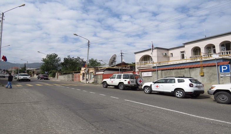 Կադրեր ադրբեջանական ագրեսիայի առաջին րոպեներին թշնամու հրետակոծությունից վնասված Ստեփանակերտի բնակելի տնից