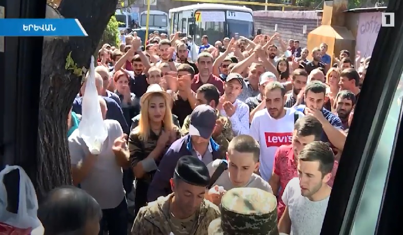 Զինկոմիսարիատներում Արցախ մեկնելու հերթեր են