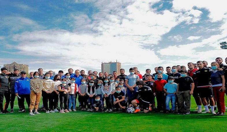 Արցախցի երեխաները հանդիպել են Հայաստանի ֆուտբոլի ազգային ընտրանու անդամների հետ