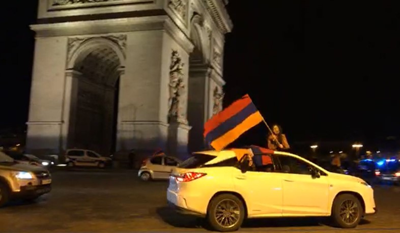 The Armenians of Paris blocked the road leading to the Arch of Victory
