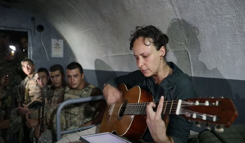 Российская рок-певица Юля Чичерина на передовой вместе с защитниками Арцаха