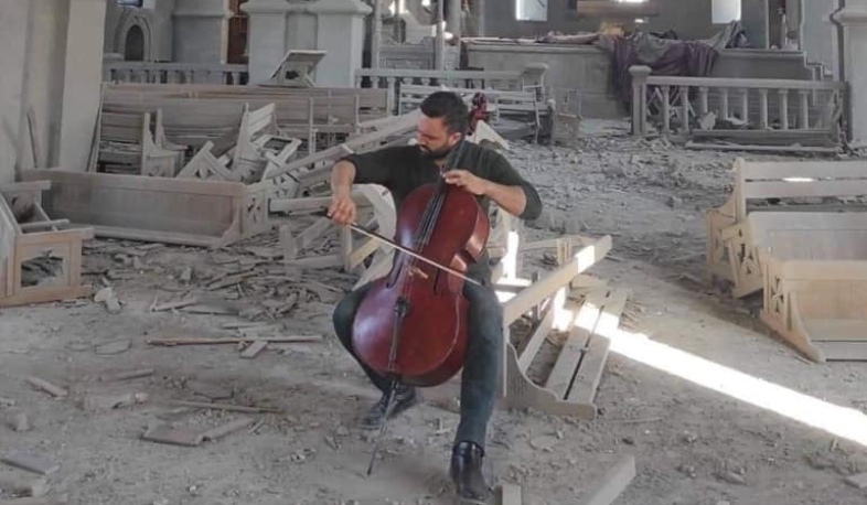 Армянский музыкант из Бельгии играет на виолончели в разрушенной церкви Казанчецоц