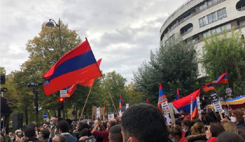 Ֆրանսիայի հայ համայնքը Փարիզում բազմամարդ հավաք է անցկացրել Արցախի անկախությունը ճանաչելու պահանջով