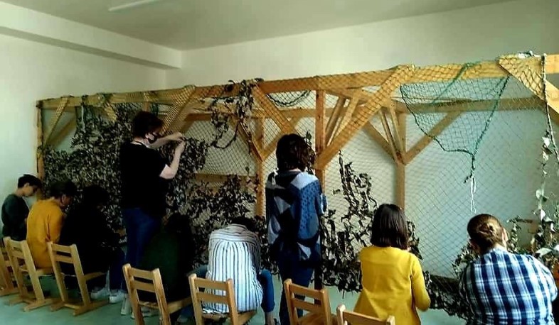 Ուսուցիչներն արձակուրդ չեն գնացել, բանակի համար քողարկող ցանցեր են հյուսում․ ԿԳՄՍ նախարար