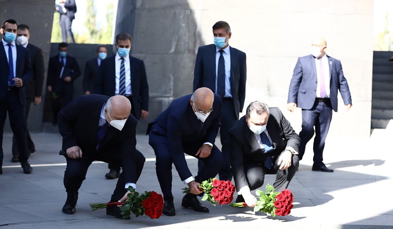 Հունաստանի ԱԳ նախարարը հարգանքի տուրք է մատուցել Հայոց ցեղասպանության զոհերի հիշատակին