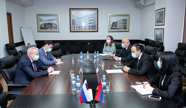 Арсен Торосян обсудил ситуацию в Арцахе с Послом РФ