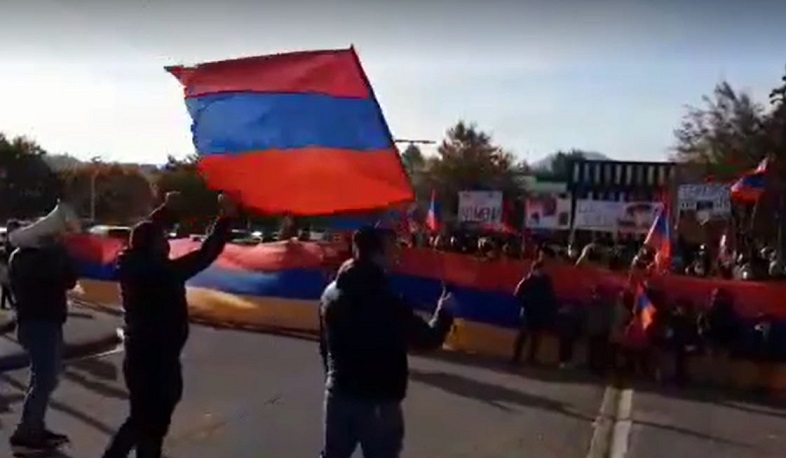 Сегодня армяне перекрыли главную магистраль, соединяющую Францию и Испанию
