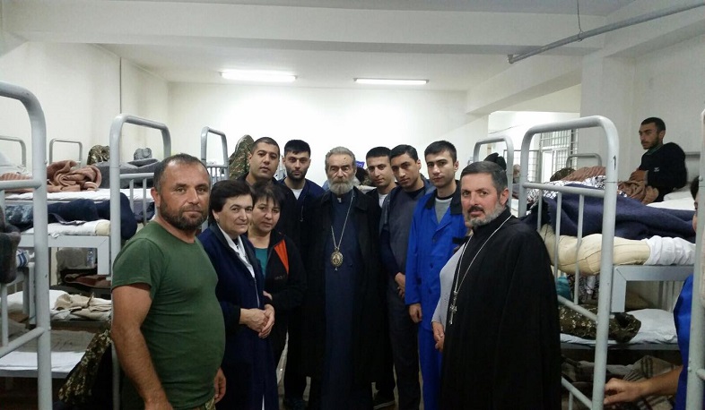 Предстоятель Арцахской епархии встретился с ранеными воинами