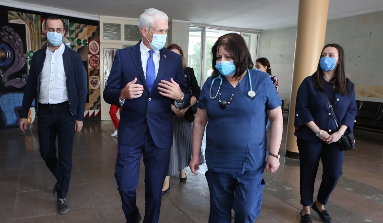 Постоянный координатор ООН в Армении Шомби Шарп навестил раненых детей