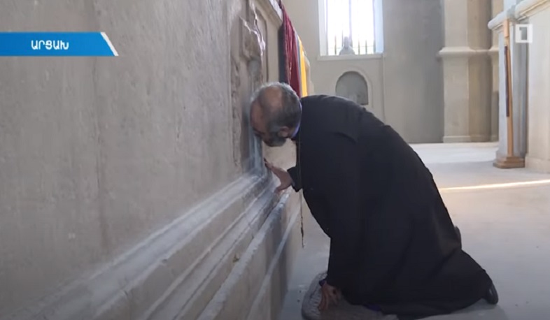 Շուշիի խոցված Ամենափրկիչում Տավուշի թեմի առաջնորդը ծնկաչոք Խաղաղության աղոթք է հնչեցրել