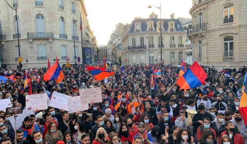 Armenians protested in front of the Azerbaijani Embassy in France