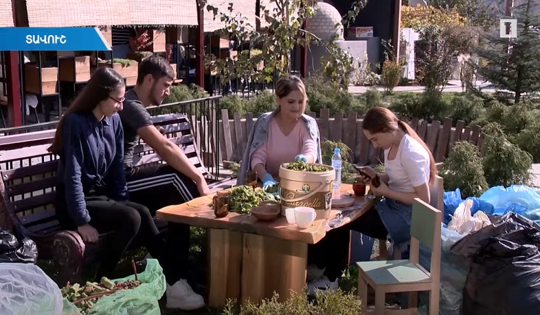 Արցախցի կանայք Դիլիջանում ժենգյալով հաց են թխում