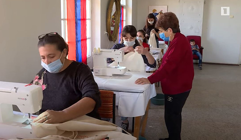 Արցախցի կանանց կարած՝ մաղթանքներով պայուսակներ, որ պատերազմից հետո կօգնեն գտնել հեղինակներին