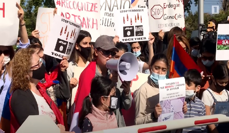 Մենք աղմկում ենք, որ աշխարհը չլռի. արցախցի կանանց ակցիան ԱՄՆ դեսպանատան առաջ