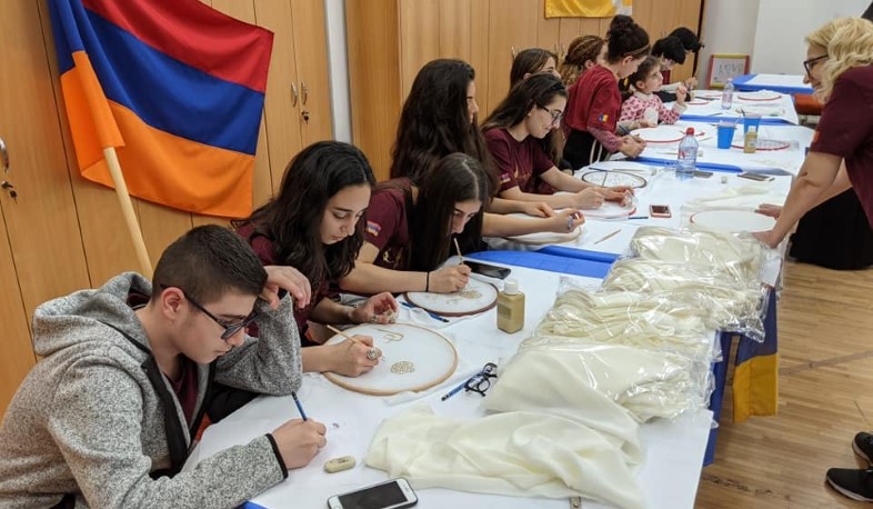 Ռումինահայերը հանգանակության համար աղոթքի գլխաշորերը նախշազարդում են հայկական զարդանկարներով